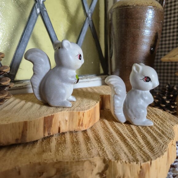 Vintage Japan Salt & Pepper Shakers Set - Cute Grey Squirrels - Picture 6 of 12